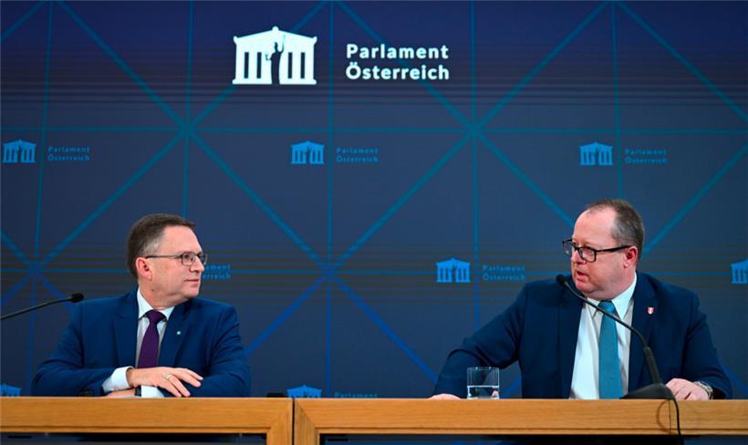 ÖVP-Fraktionschef August Wöginger (l.) und der FPÖ-Budget- und Finanzsprecher Hubert Fuchs geben erste Details zu den laufenden Koalitionsverhandlungen

