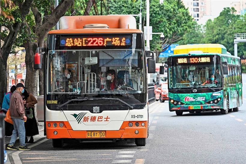 Öffentliche Verkehrsmittel können, wie hier in Guangzhou, wieder ohne negativen Corona-Test genutzt werden
