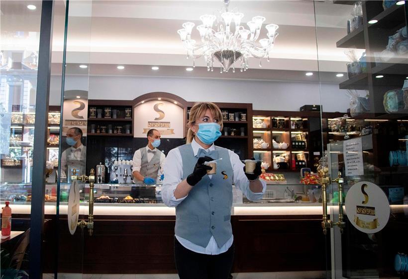 Öffnung mit Masken und Handschuhen: Auch in Italien bricht sich das gewohnte Leben nur langsam wieder Bahn
