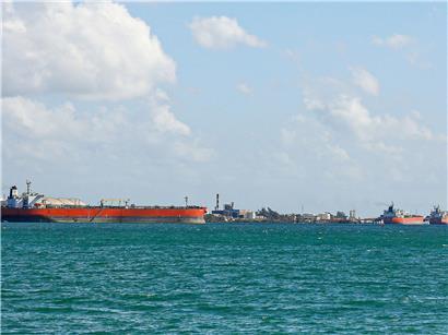 Mehrere große Öltanker liegen im Hafen von Matanzas, Kuba, bei ruhigem Wetter am Anleger.