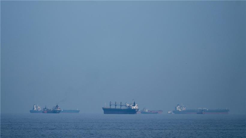 Öltanker und Frachtschiffe in der strategisch wichtigen Straße von Hormus bei klarem Himmel