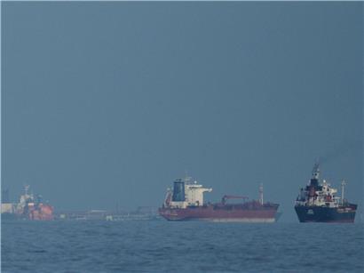 Öltanker und Frachtschiffe in der Straße von Hormus warten in einer langen Schiffsparade auf Durchfahrt