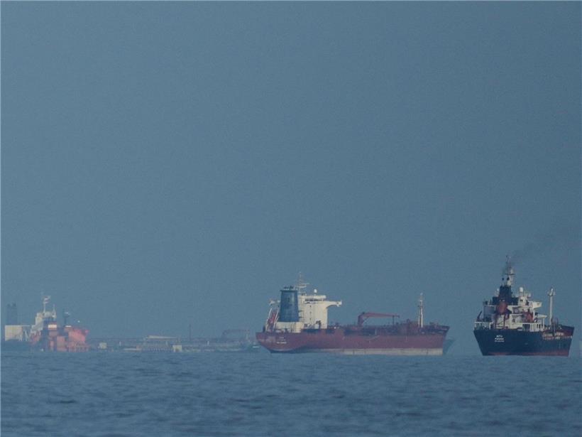 Öltanker und Frachtschiffe warten in der strategisch wichtigen Straße von Hormus auf ihre Weiterfahrt