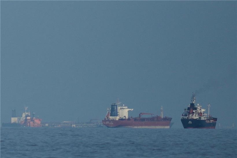 Öltanker und Frachtschiffe in der Straße von Hormus, gesehen von Khor Fakkan, maritime Schifffahrt und Handel