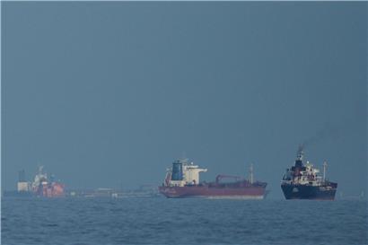 Öltanker und Frachtschiffe in der Straße von Hormus, gesehen von Khor Fakkan, maritime Schifffahrt und Handel