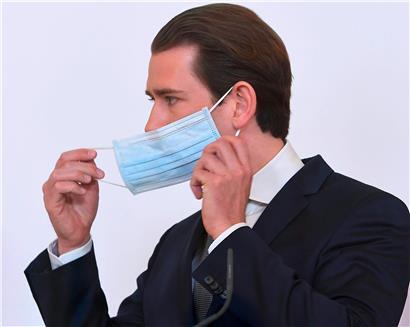Österreich, Wien: Bundeskanzler Sebastian Kurz setzt seine Schutzmaske ab
