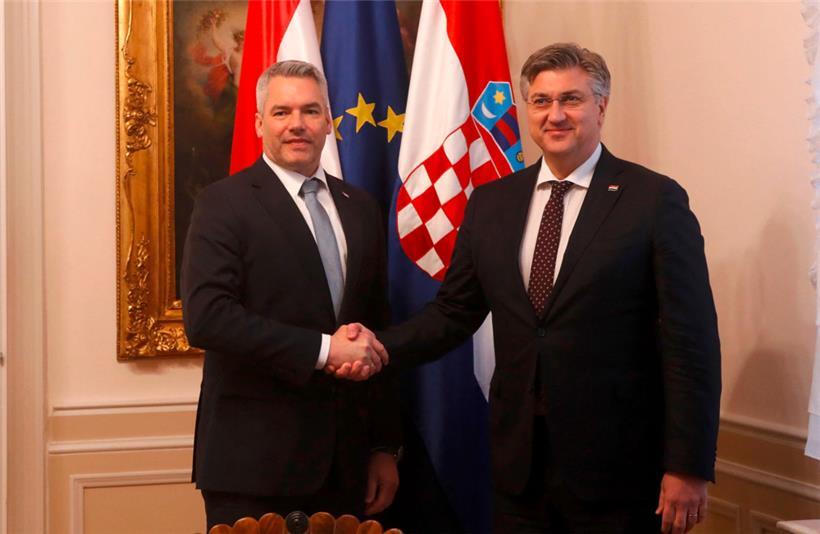 Österreichs Bundeskanzler Karl Nehammer (l.) versicherte dem kroatischen Regierungschef Andrej Plenkovic (r.), den Beitritt Kroatiens zum Schengen-Raum zu unterstützen
