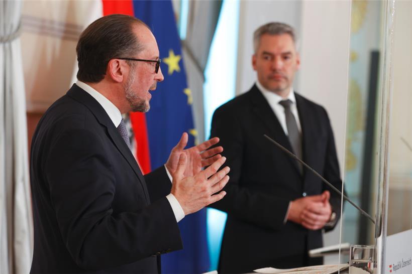 Österreichs Bundeskanzler Karl Nehammer (r.) und Außenminister Alexander Schallenberg verwahren sich gegen Belehrungen aus Moskau
