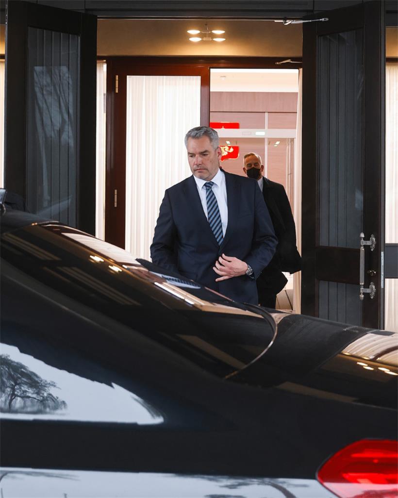 Österreichs Bundeskanzler Karl Nehammer verlässt nach einem Treffen mit Russlands Präsidenten Putin dessen Residenz Nowo-Ogarjowo bei Moskau
