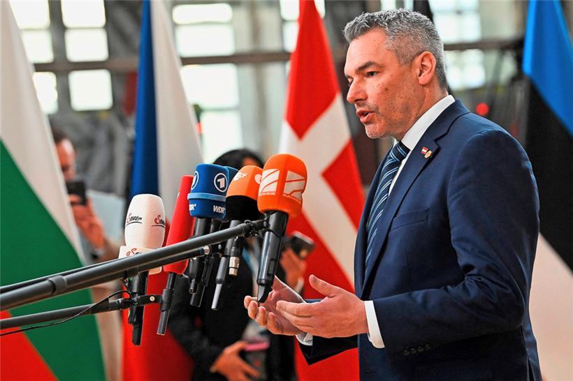 Österreichs Bundeskanzler Karl Nehammer versucht, über verquere Wege die Wahlniederlage in Niederösterreich aufzuarbeiten
