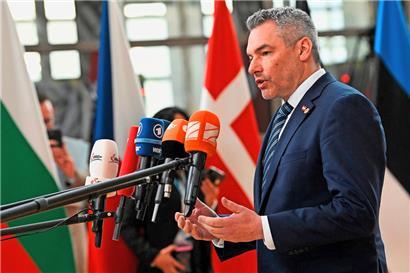 Österreichs Bundeskanzler Karl Nehammer versucht, über verquere Wege die Wahlniederlage in Niederösterreich aufzuarbeiten
