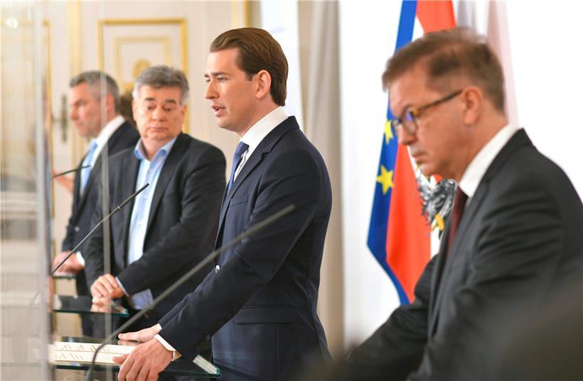 Österreichs Gesundheitsminister Rudolf Anschober, Bundeskanzler Sebastian Kurz, Vizekanzler Werner Kogler und Innenminister Karl Nehammer sprechen am Samstag vor Journalisten
