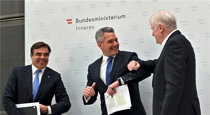 Österreichs Innenminister Karl Nehammer (M.) und sein deutscher Amtskollege Horst Seehofer (r.) scheinen sich mit EU-Kommissar Margaritis Schinas (l.) darin einig zu sein, die Zahl der Asylsuchenden vor allem durch Abschottung zu reduzieren
