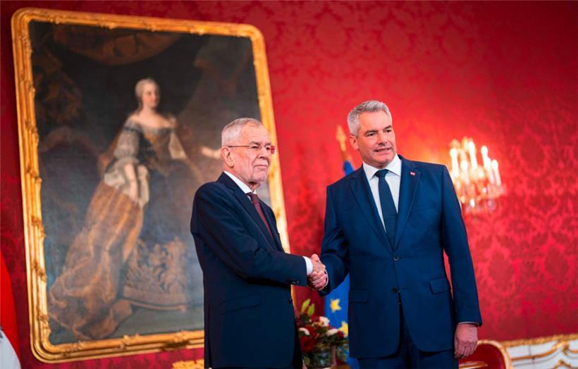 Österreichs Präsident Alexander Van der Bellen (l.) begrüßt Kanzler Karl Nehammer
