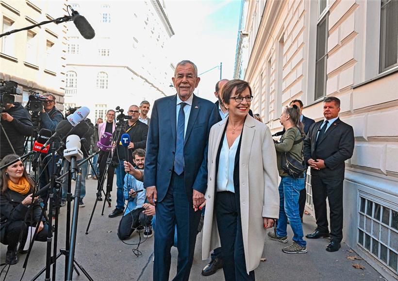 Österreichs Präsident Alexander Van der Bellen mit Ehefrau Doris vor der Stimmabgabe
