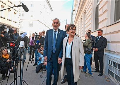 Österreichs Präsident Alexander Van der Bellen mit Ehefrau Doris vor der Stimmabgabe
