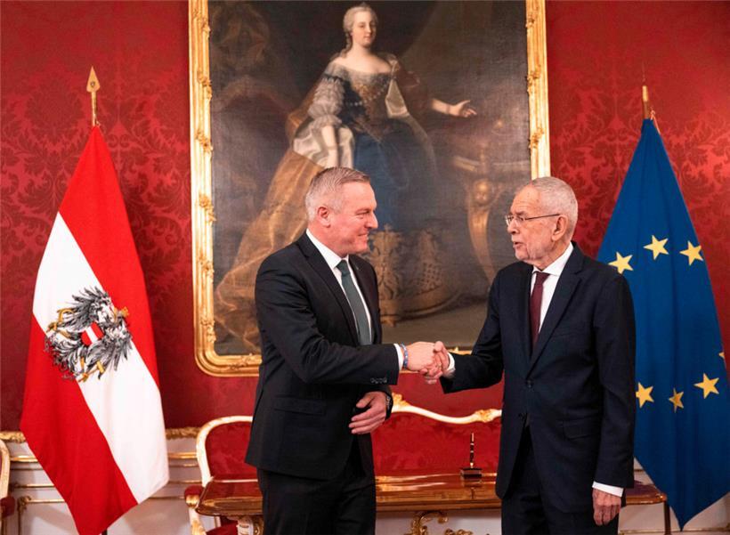 Österreichs Präsident Alexander van der Bellen (r.) hat mit Mario Kunasek erstmals seit Jörg Haider wieder einen FPÖ-Landeshauptmann angeloben
