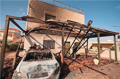 Offenbar führten israelische Siedler einen Brandanschlag auf ein von Palästinensern bewohntes Haus in Turmus Ajja nahe der Stadt Ramallah im von Israel besetzten Westjordanland durch
