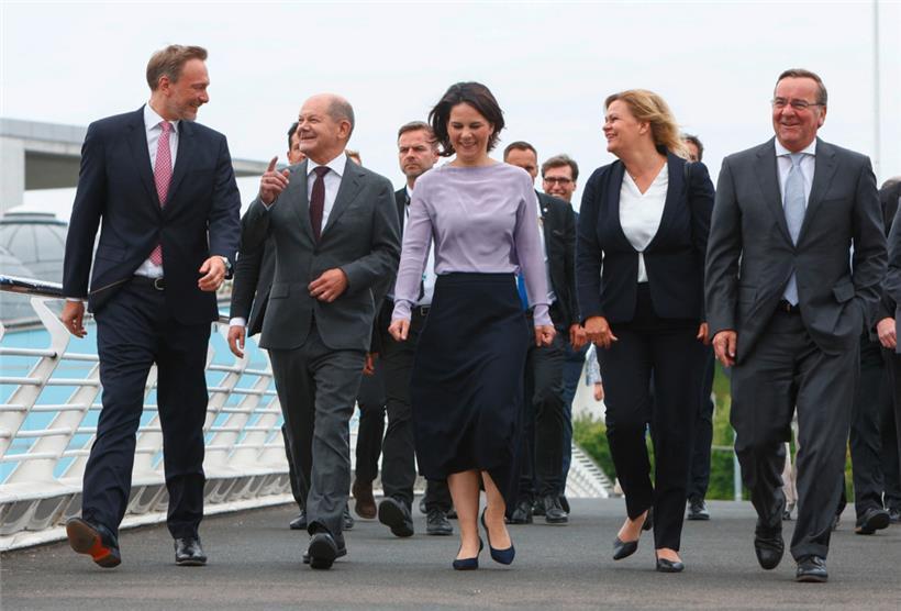 Offenbar gut gelaunt spazieren der Kanzler und seine Regierungsmitglieder zur Präsentation der Nationalen Sicherheitsstrategie
