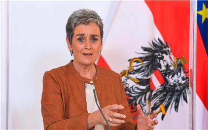 Offenbar lag der grünen Kulturstaatssekretärin Ulrike Lunacek ihr Ressort nicht besonders 
