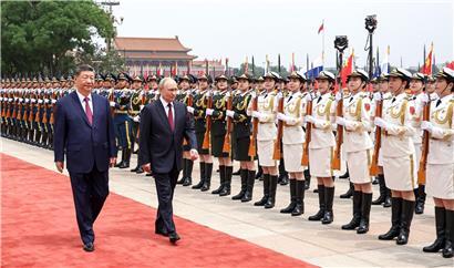 Wladimir Putin wird vom chinesischen Präsidenten mit militärischem Pomp empfangen, mehr als US-Präsident Donald Trump zuvor.