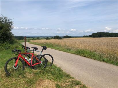 Offenes Land, sanfte Hügel und Felder, so weit das Auge reicht: Der „Wëlle Westen“ lässt sich sehr gut auf dem Fahrrad erkunden

