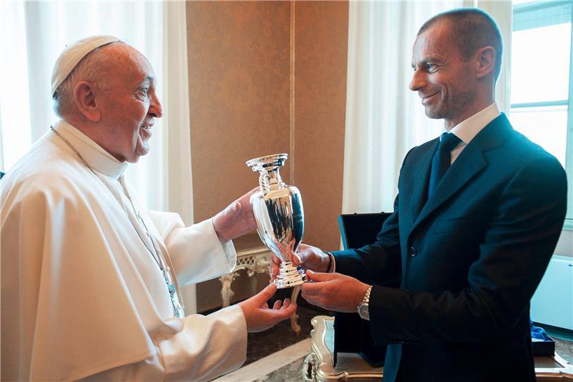 Offensichtlich haben die beiden dieselbe Agenda: UEFA-Präsident Aleksander Ceferin überreichte dem Papst am 10. Juni ein Modell des Pokals der Europameisterschaft
