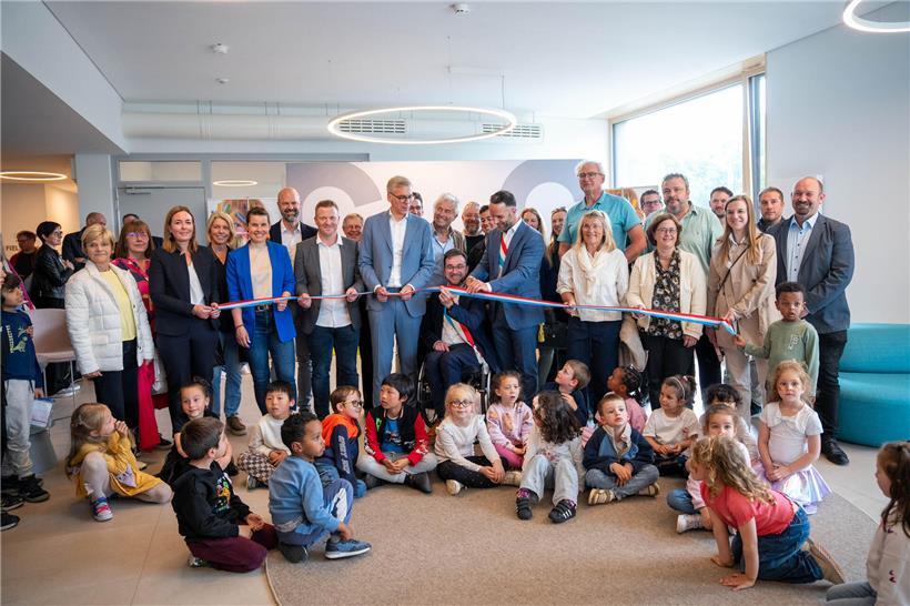 Feierliche offizielle Eröffnung mit Rednern und Publikum bei einem Event in moderner Location