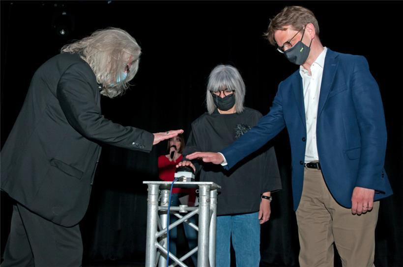 Offizieller Startschuss der „LiteraTour 2022“: Schriftsteller und Jurymitglied Pit Hoerold, die Direktorin des Projektes Esch2022, Nancy Braun, und Bürgermeister Laurent Zeimet (v.l.n.r.)
