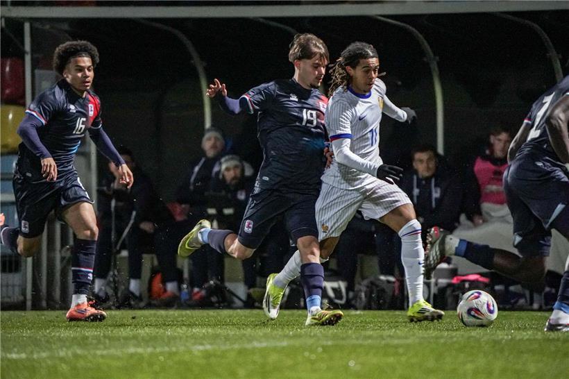 U21 FLF Fußballteam bei einem Spiel, das sie knapp verloren haben, symbolisiert Herausforderung und Teamgeist