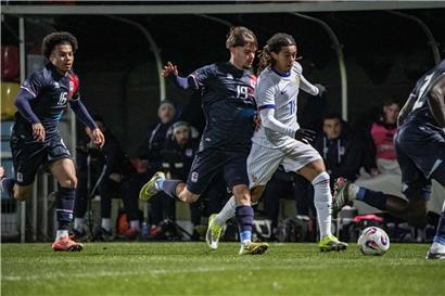 U21 FLF Fußballteam bei einem Spiel, das sie knapp verloren haben, symbolisiert Herausforderung und Teamgeist