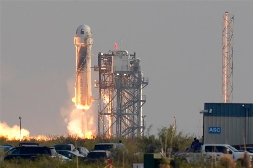 Oh ja: Die „New-Shepard“-Rakete von Amazon-Gründer Jeff Bezos‘ Firma Blue Origin stieß im Juli 2021 vom US-Bundesstaat Texas aus tief in die Stratosphäre
