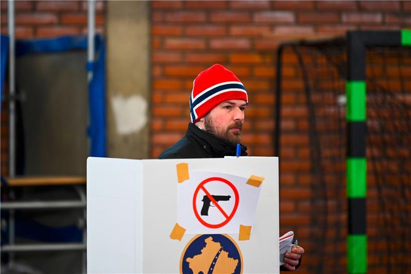 Ohne Waffen zur Wahl: Hinweis bei der Stimmabgabe in Kosovo
