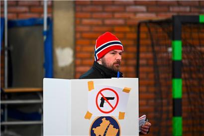 Ohne Waffen zur Wahl: Hinweis bei der Stimmabgabe in Kosovo
