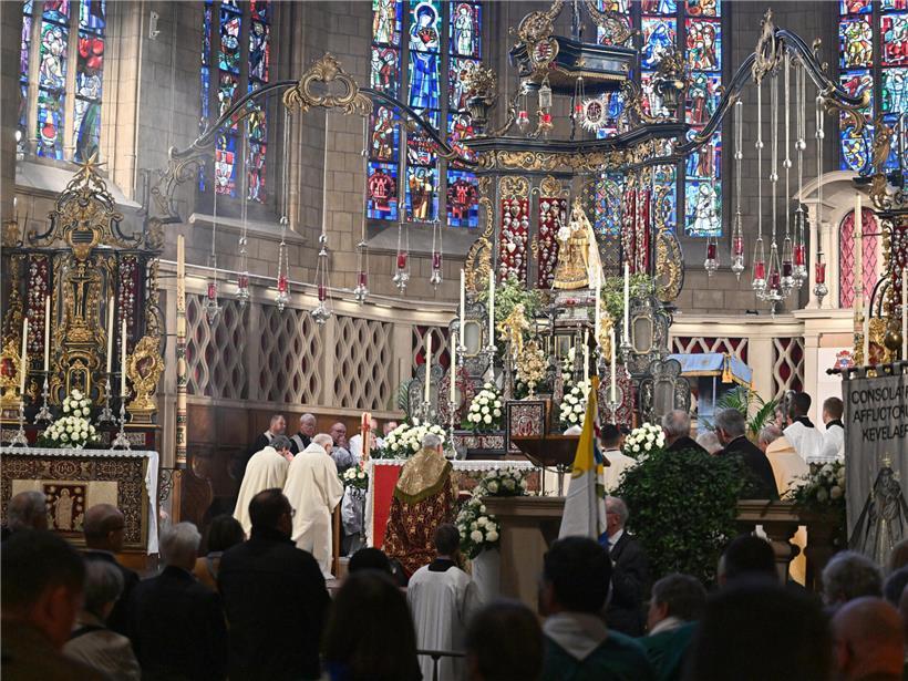 Oktav-Fest mit traditioneller religiöser Prozession und lebendiger Volksfestatmosphäre in der Stadt