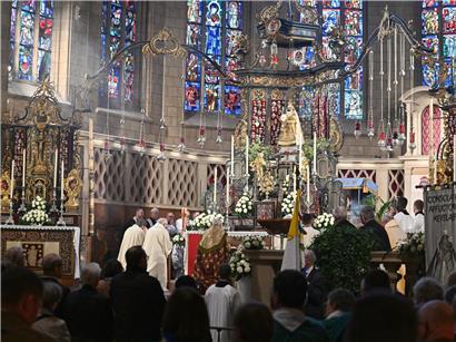 Oktav-Fest mit traditioneller religiöser Prozession und lebendiger Volksfestatmosphäre in der Stadt