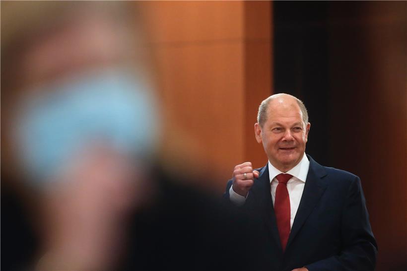 Olaf Scholz (SPD,r), Bundesfinanzminister, trifft zur Kabinettssitzung ein, die er in Vertretung für Bundeskanzlerin Merkel leitet. 
