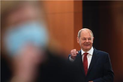 Olaf Scholz (SPD,r), Bundesfinanzminister, trifft zur Kabinettssitzung ein, die er in Vertretung für Bundeskanzlerin Merkel leitet. 
