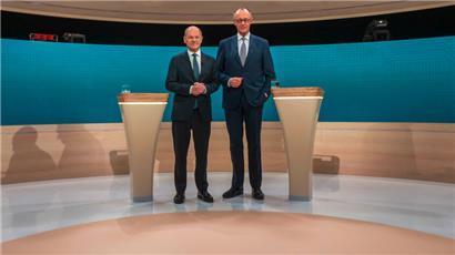 Olaf Scholz (l.) und Friedrich Merz sehen sich jeweils als Sieger des Fernseh-Duells vom Sonntag
