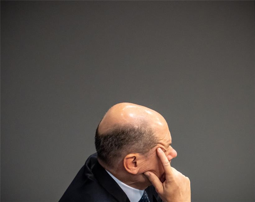 Olaf Scholz verfolgt die Debatte nach seiner Regierungserklärung
