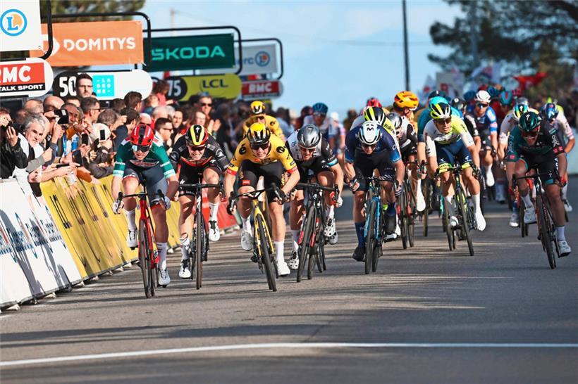 Olav Kooij (Jumbo-Visma) setzte sich im Massensprint vor Mads Pedersen (Trek-Segafredo) durch
