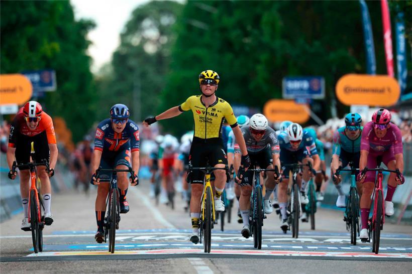 Olav Kooij jubelte nach perfekter Vorarbeit seines Teamkollegen Wout van Aert
