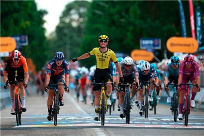 Olav Kooij jubelte nach perfekter Vorarbeit seines Teamkollegen Wout van Aert
