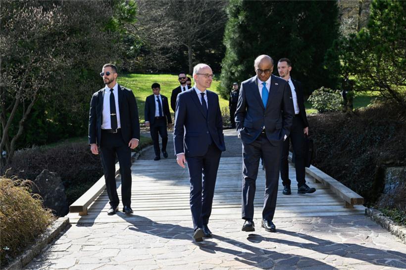„Old friends“: Tharman Shanmugaratnam und Luc Frieden schlendern am Freitag durch den Park von Schloss Senningen
