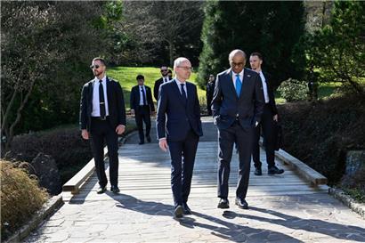 „Old friends“: Tharman Shanmugaratnam und Luc Frieden schlendern am Freitag durch den Park von Schloss Senningen
