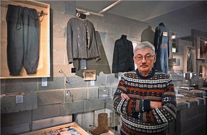Oleg Orlov, Mitglied des Vorstands der russischen Menschenrechtsorganisation Memorial, steht in einer Ausstellung über politische Repression in Russland am Sitz der Organisation (Bild vom 15. November 2021)
