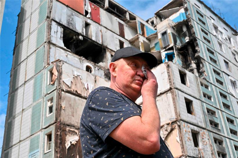 Oleksandr Remes, 63, steht vor einem zerstörten Wohnblock, wo er seine Frau Natalia und sein Zuhause verloren hat
