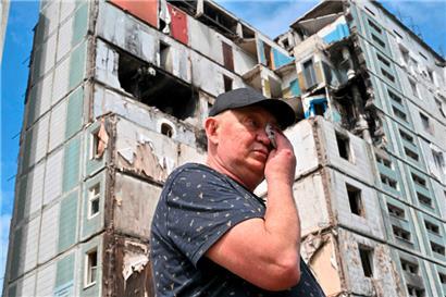 Oleksandr Remes, 63, steht vor einem zerstörten Wohnblock, wo er seine Frau Natalia und sein Zuhause verloren hat
