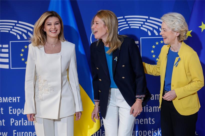 Olena Zelenska (links), die First Lady der Ukraine, wird empfangen von Roberta Metsola, Präsidentin des Europäischen Parlaments (Mitte), und Ursula von der Leyen (CDU), Präsidentin der Europäischen Kommission, vor der Sitzung im EU-Parlament
