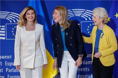 Olena Zelenska (links), die First Lady der Ukraine, wird empfangen von Roberta Metsola, Präsidentin des Europäischen Parlaments (Mitte), und Ursula von der Leyen (CDU), Präsidentin der Europäischen Kommission, vor der Sitzung im EU-Parlament
